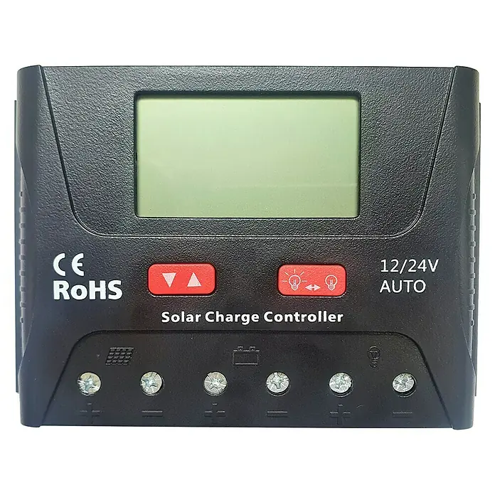 Regulador solar HP2440 - 55 V, L x An x Al: 4,7 x 16,4 x 10,35 cm - Primer plano de un controlador de carga solar con botones, pantalla y terminales. Apto para sistemas de 12V/24V con detección automática.