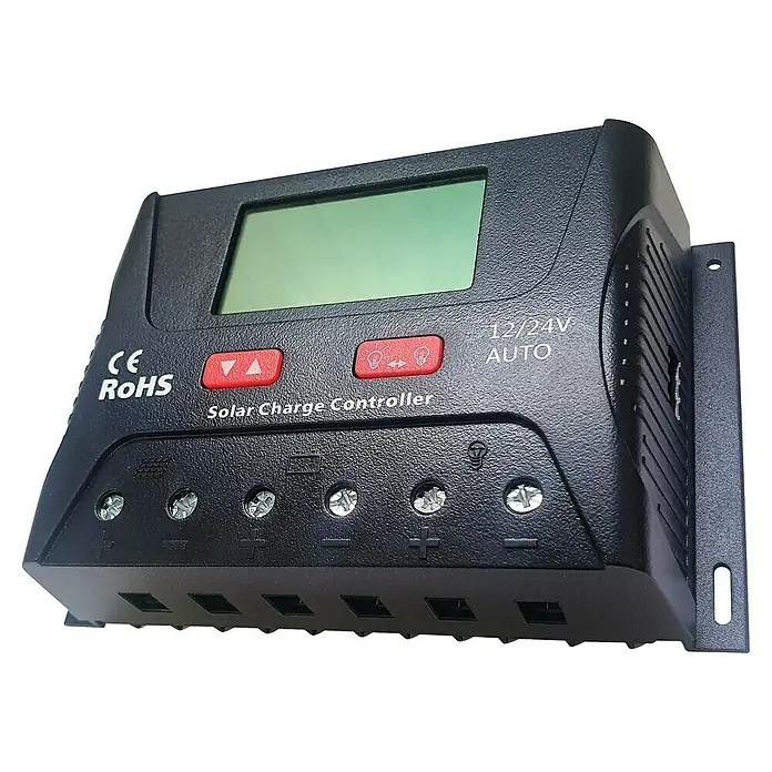 Regulador solar HP2440 - 55 V, L x An x Al: 4,7 x 16,4 x 10,35 cm - La imagen muestra un regulador de carga solar negro con pantalla LCD, botones y terminales para conexión de paneles solares.