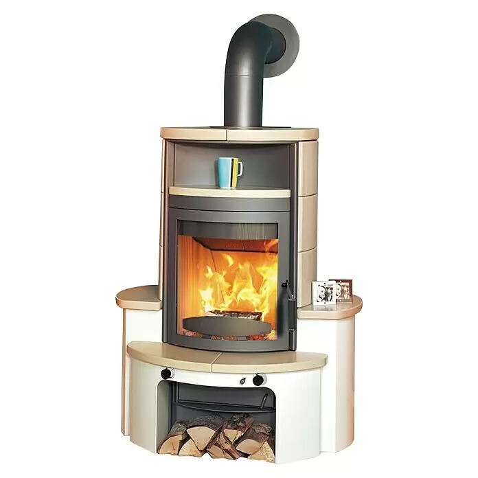 Hark Kaminofen Avenso GT ECOplus - 8 kW, Raumheizvermögen: 220 m³, Material Verkleidung: Keramik, Creme - Moderner beigefarbener und grauer Kaminofen mit gebogener Glastür, sichtbaren Flammen, Ablage mit Tasse und integriertem Holzfach.