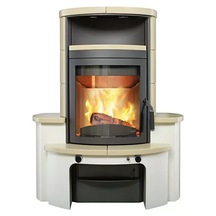 Hark Kaminofen Avenso GT ECOplus - 8 kW, Raumheizvermögen: 220 m³, Material Verkleidung: Keramik, Creme - Heller Kaminofen mit dunkelgrauer Metalltür und einem brennenden Holzfeuer. Ausgestattet mit Reglern und einem unteren Staufach.