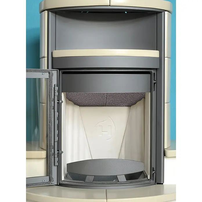 Hark Kaminofen Avenso GT ECOplus8 kW, Raumheizvermögen: 220 m³, Verkleidung: Kachel, Creme - Ein detailliertes Bild eines modernen Holzofens mit offener Tür, der sein Innenleben zeigt.
