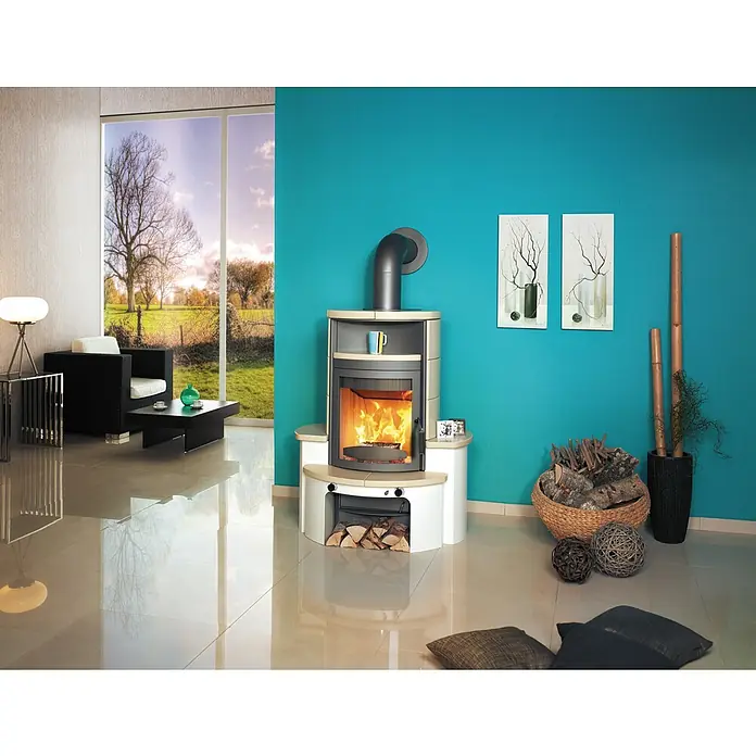 Hark Kaminofen Avenso GT ECOplus - 8 kW, Raumheizvermögen: 220 m³, Material Verkleidung: Keramik, Creme - Ein gemütliches Wohnzimmer mit einem modernen Kaminofen, der Wärme und Stil vereint. Der Kamin ist das zentrale Element des Raumes.