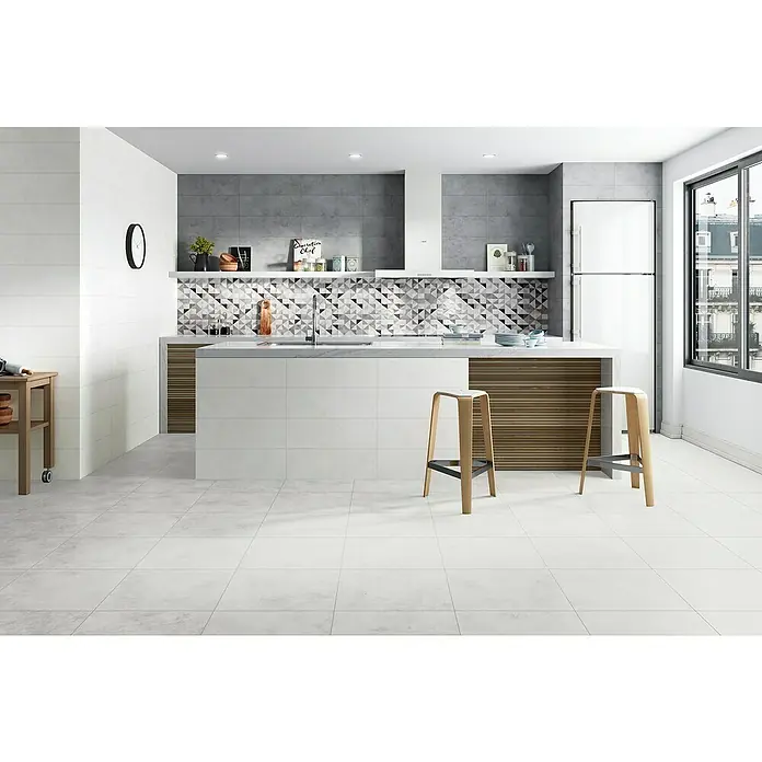 Pavimento cerámico Darlene - 45 x 45 cm, Blanco, Mate - Cocina luminosa con suelos de baldosas, una isla de cocina y taburetes de bar. La cocina presenta un diseño moderno con líneas limpias.