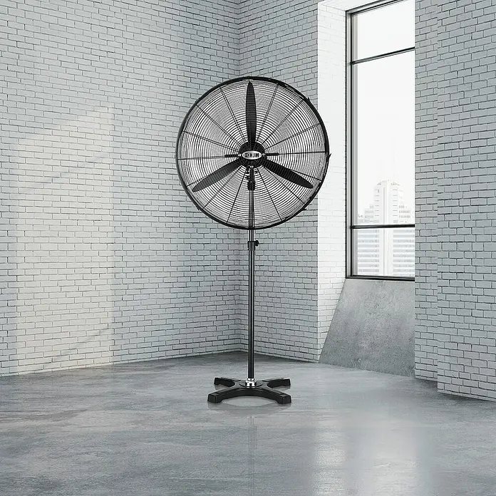 HJM Ventilador de pie Vis680 - Negro, 60 cm, 141 cm - 181 cm - Ventilador negro de pie con tres aspas en una habitación con paredes de ladrillo y una ventana.
