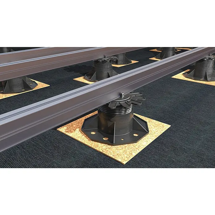 HS Terra Terrassenlager Xpert - 1 Stk., Höhenverstellung: 2,8 cm - 3,7 cm - Das Bild zeigt eine Nahaufnahme einer Terrassenkonstruktion mit schwarzen höhenverstellbaren Stelzlagern, die eine graue Metallstruktur stützen.
