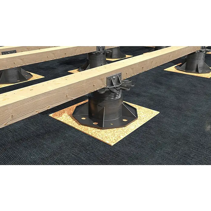 HS Terra Terrassenlager Xpert - 1 Stk., Höhenverstellung: 2,8 cm - 3,7 cm - Detailaufnahme von höhenverstellbaren Terrassenlagern, die Holzbalken stützen. Die Lager stehen auf Holzplatten und sind auf einem dunklen Untergrund platziert.