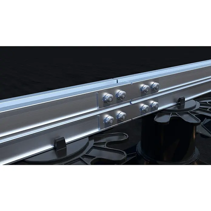 HS Terra Systec Profilverbinder high - 10 Stk., Passend für: HS Terra Systec Alu-Unterkonstruktion - Eine Nahaufnahme von zwei Metallschienen, die mit Schrauben an einer schwarzen Basis befestigt sind und eine stabile Struktur bilden.