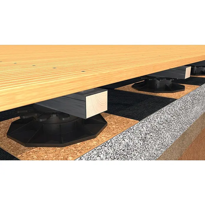 HS Terra Abdeckband Wood protect - 20 m x 75 mm - Außenaufnahme von verstellbaren Terrassenfüßen aus Kunststoff, die eine Holzterrasse stützen und eine stabile und ebene Fläche schaffen.