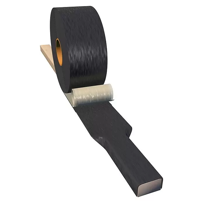 HS Terra Abdeckband Wood protect - 20 m x 75 mm - Schwarze selbstklebende Abdichtungsbahn wird von einer Rolle auf einen Holzbalken abgerollt.