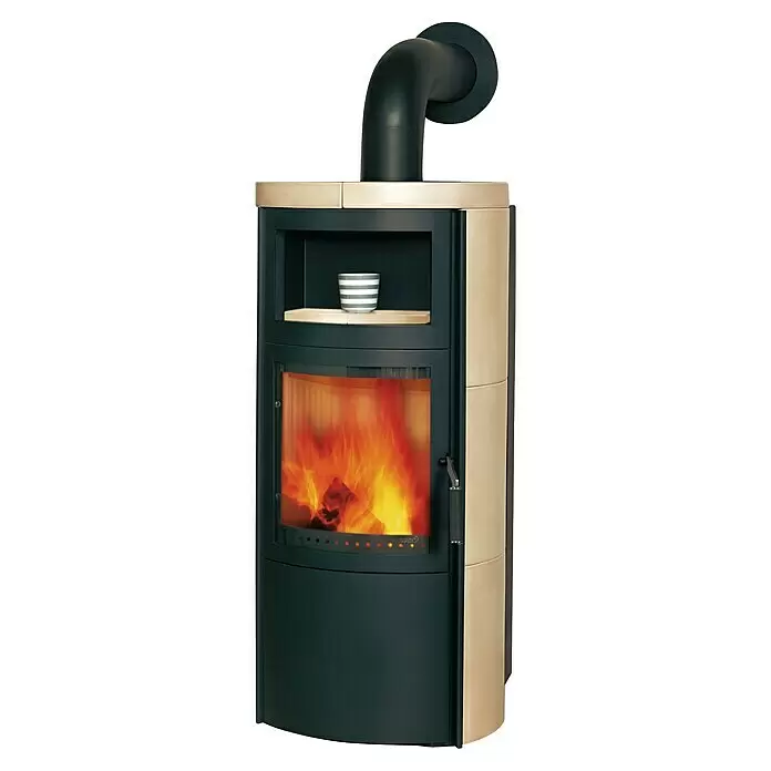 Hark Kaminofen VITO WW GT ECOPLUS - 14 kW, Raumheizvermögen: 116 m³, Material Verkleidung: Keramik, Creme-Weiss - Moderner Holzofen mit schwarzem Rauchrohr, hellbeigen Seiten, schwarzer Front mit Glastür und sichtbaren Flammen. Eine Nische enthält eine gestreifte Tasse.