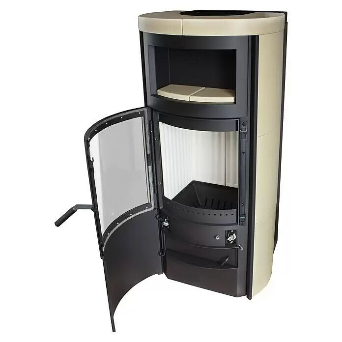 Hark Kaminofen VITO WW GT ECOPLUS - 14 kW, Raumheizvermögen: 116 m³, Material Verkleidung: Keramik, Creme-Weiss - Moderner cremefarbener und schwarzer Holzofen mit geöffneter Glastür, der den Brennraum und die Ascheschublade zeigt.