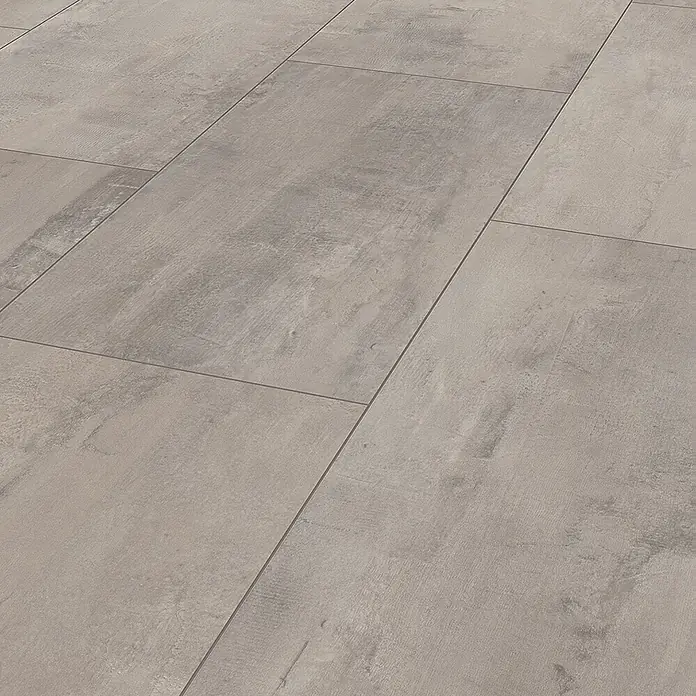 Krono Original Laminat Organic Flex - Brooklyn Vibe, Fliese, 638 x 322 x 7 mm - Detailaufnahme von modernen, rechteckigen Bodenfliesen in Grau mit feinen Fugen, die ein stilvolles und zeitgemäßes Design zeigen.