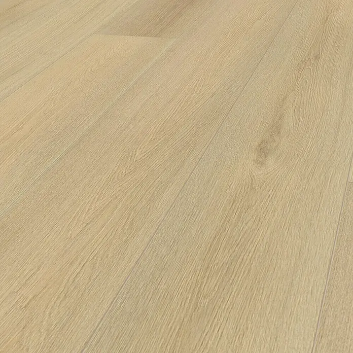 Krono Original Laminatmuster Organic Clever Long Silent Blonde Montreux Oak - 297 x 245 x 7 mm, Landhausdiele - Nahaufnahme von hellem Laminatboden, der eine natürliche Holzstruktur und eine robuste Oberfläche zeigt.