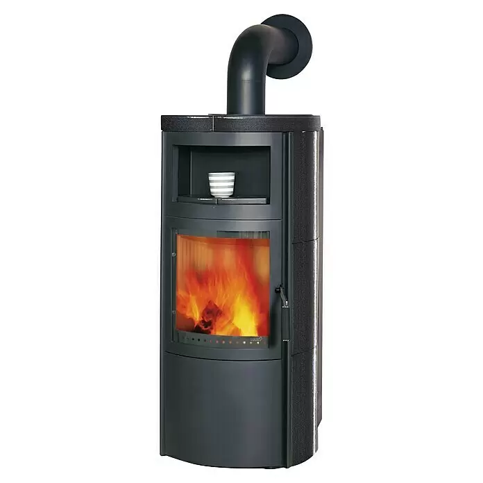 Hark Kaminofen VITO WW GT ECOPLUS - 14 kW, Raumheizvermögen: 116 m³, Material Verkleidung: Keramik, Meteor-Schwarz - Moderner schwarzer Holzofen mit sichtbaren Flammen hinter Glastür, Ablagefläche mit Tasse und Rauchrohr.