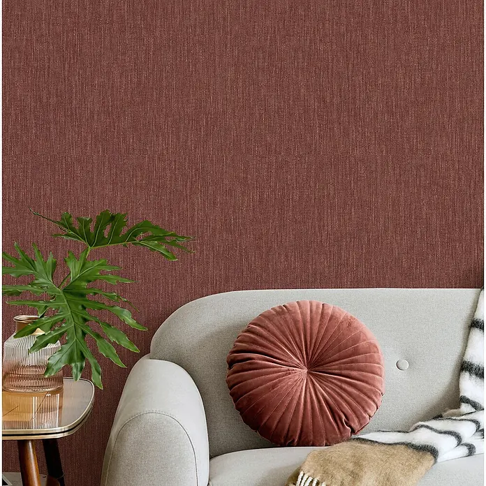 Marburg Heritage Vliestapete Textil-Optik - Rot, Uni, 10,05 x 0,53 m - Nahaufnahme einer Wand mit auffälliger, strukturierter Tapete in einem warmen Braunton, die eine gemütliche Atmosphäre schafft.