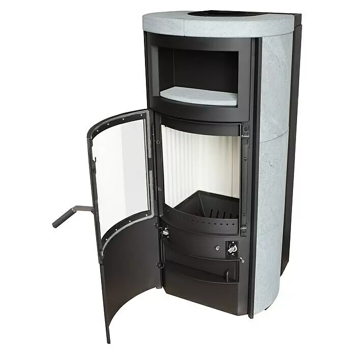Hark Kaminofen VITO WW GT ECOPLUS - 14 kW, Raumheizvermögen: 116 m³, Naturstein - Kaminofen mit heller Steinverkleidung und schwarzem Metallkorpus, offener Glastür, weißem Brennraum und Aschefach.