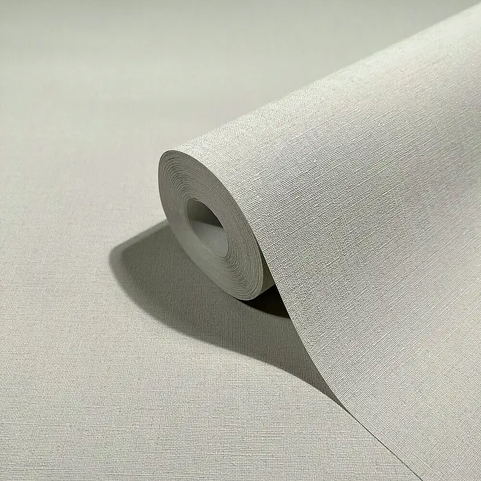 Marburg Struktura Vliestapete Jackie - Beigegrau, Uni, 10,05 x 0,53 m - Nahaufnahme einer Rolle grauer Tapete mit dezenter Textur, ideal für moderne Innenräume und stilvolle Wandgestaltung.