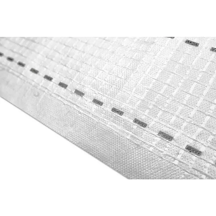 Steico Dampfbremsfolie multi renova - 50 x 1,5 m, 75 m² - Nahaufnahme eines weißen Gewebes mit einem durchscheinenden Gittermuster und sichtbaren Nähten, das die Textur und das Design betont.