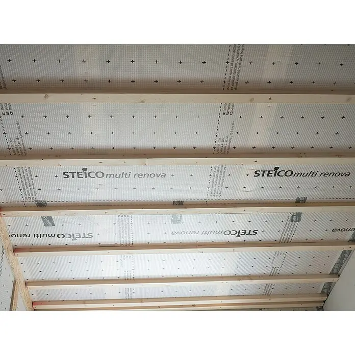 Steico Dampfbremsfolie multi renova - 50 x 1,5 m, 75 m² - Ansicht einer Innenwand mit Holzrahmen und STEICO multi renova Dampfbremsfolie, die für Feuchtigkeitsregulierung sorgt und das Gebäude schützt.