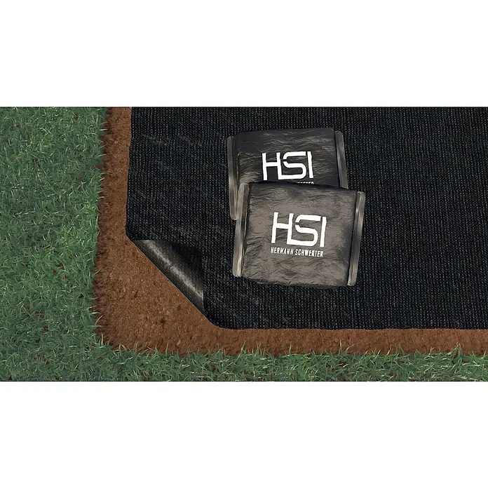 HS Terra UntervliesPolypropylen, 10 x 1,6 m - Zwei HSI Hermann Schwerter Pads liegen auf schwarzem Stoff, neben Gras und Erde.