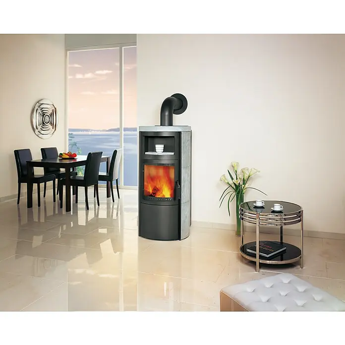 Hark Kaminofen VITO WW GT ECOPLUS - 14 kW, Raumheizvermögen: 116 m³, Naturstein - Ein Kaminofen mit einem Rohr ist in einer Ecke des Raumes platziert. Der Ofen ist eine stilvolle und funktionale Ergänzung für jeden Wohnraum.