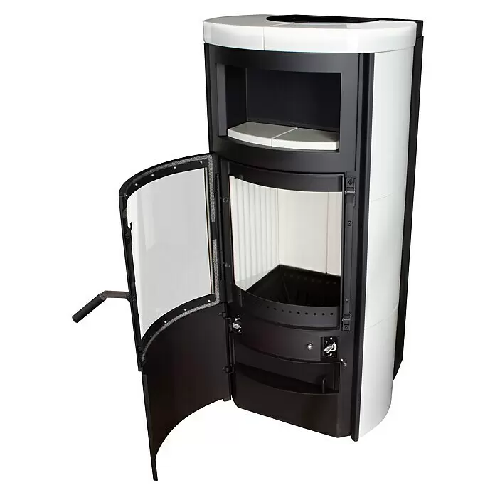 Hark Kaminofen VITO WW GT ECOPLUS - 8 kW, Raumheizvermögen: 91 m³, Material Verkleidung: Keramik, Creme-Weiss - Moderner weiß-schwarzer Holzofen mit geschwungenem Design. Die offene Tür zeigt den Brennraum und das obere Fach.