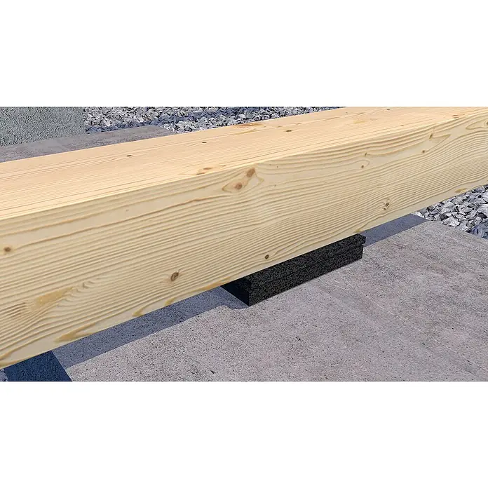HS Terra Unterkonstruktion-Auflagepad Ground - 25 Stk., B x L: 70 x 70 mm, Stärke: 3 mm - Nahaufnahme eines hellen Holzbalkens, der auf einem schwarzen Unterlegkeil ruht, der auf einer Betonoberfläche steht.