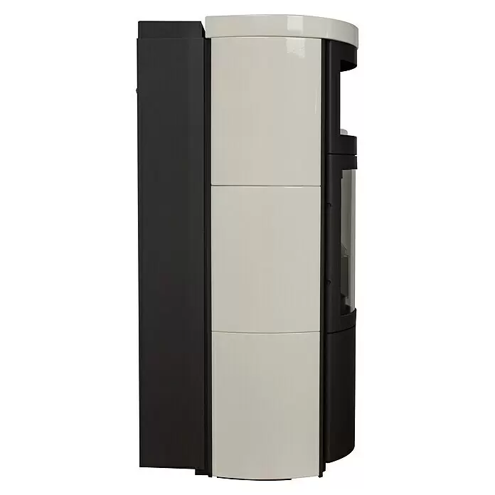 Hark Kaminofen VITO WW GT ECOPLUS - 8 kW, Raumheizvermögen: 91 m³, Material Verkleidung: Keramik, Creme-Weiss - Seitenansicht eines modernen schwarzen Ofens mit cremefarbener Keramikverkleidung und seitlicher Glasscheibe.