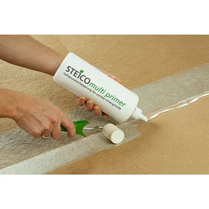 Steico Haftgrund multi primer - Acrylat- Polymerdispersion - Auftragen von STEICO multi primer mit Rolle zur Haftgrundverbesserung für poröse Untergründe.