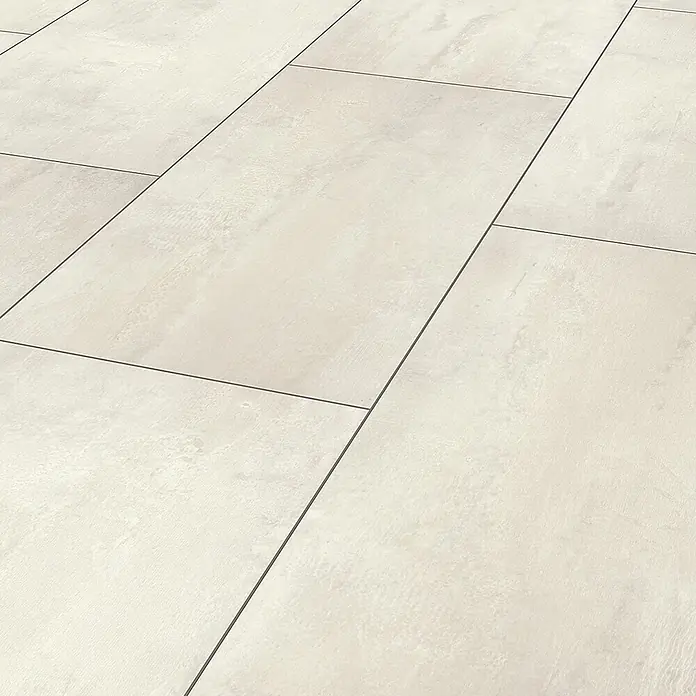 Krono Original Laminatmuster Organic Flex Brooklyn Mist - 297 x 322 x 7 mm, Fliesenoptik - Bild einer Bodenfläche, die mit hellgrauen, länglichen Fliesen mit dunklen Fugen verlegt ist und ein modernes, sauberes Aussehen erzeugt.