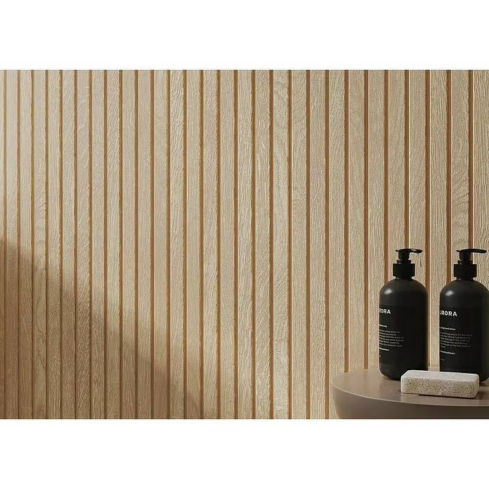 Wandfliese Boseli Wood - 29,8 x 59,8 cm, Hellbeige, Matt - Zwei schwarze Aurora-Seifenspender und ein Stück Seife auf einem kleinen Tisch vor einer Holzpaneelwand.