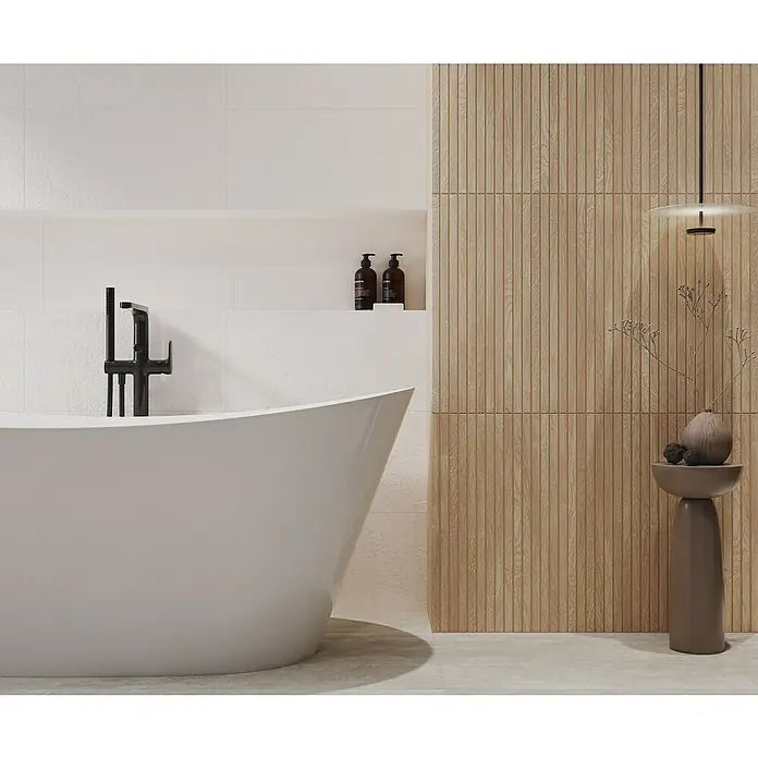 Wandfliese Boseli Wood - 29,8 x 59,8 cm, Hellbeige, Matt - Elegantes Badezimmer-Interieur mit freistehender Badewanne und Akzentwand aus Holzpaneelen.