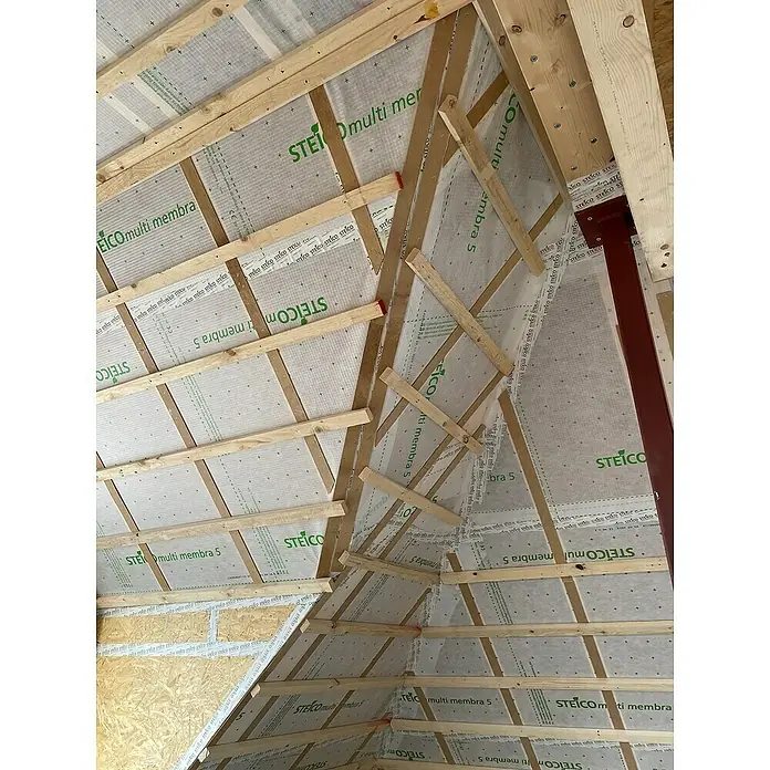 Steico Dampfbremsfolie multi membra 5 - 50 x 1,5 m, 75 m² - Dachstuhl mit STEICO multi membra 5 Dampfbremsfolie und Holzlatten für den Innenausbau.