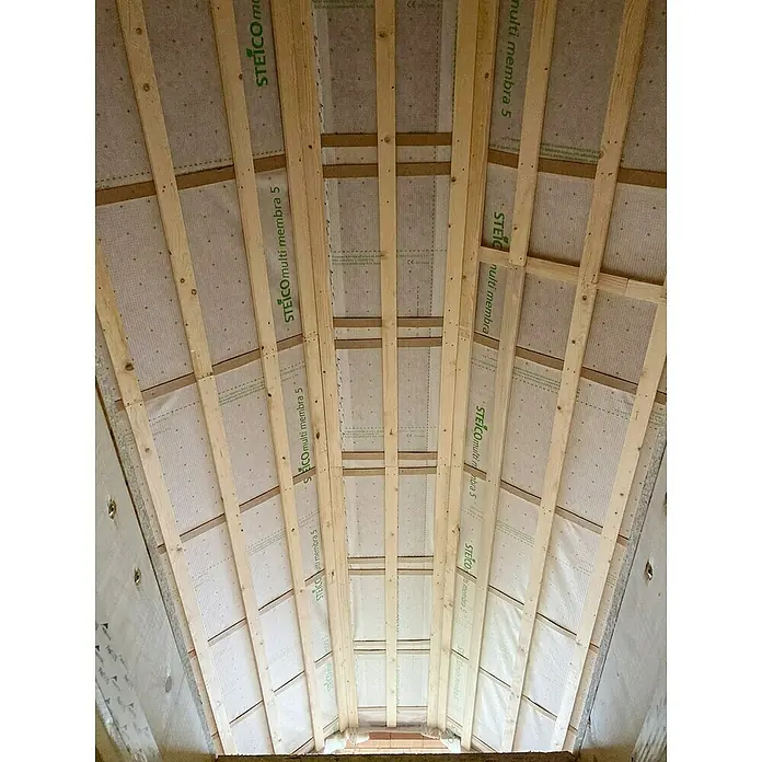 Steico Dampfbremsfolie multi membra 5 - 50 x 1,5 m, 75 m² - Innenansicht eines Daches mit STEICO multi membra 5 Membranen, befestigt an Holzsparren, die eine moderne Dachkonstruktion zeigen.
