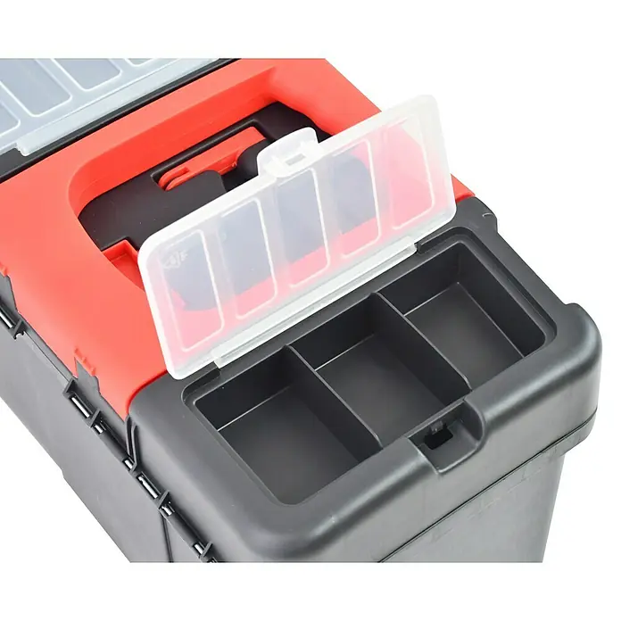 Fulmo Caja profesional con ruedas - L x An x Al: 26 x 62,5 x 46 cm, Polipropileno - Primer plano de una caja de herramientas roja y negra con tapa transparente, que muestra los compartimentos.