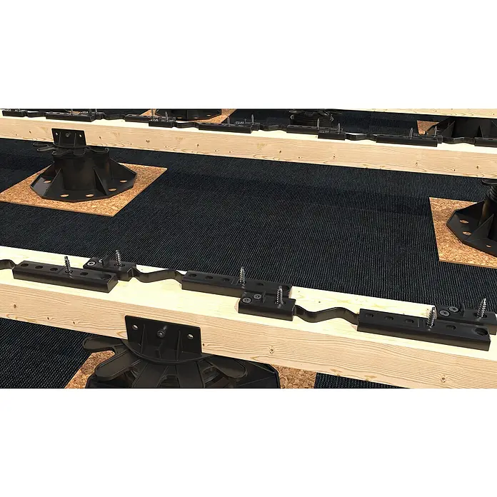 HS Terra Fixierung Plankfix Stick - 150 Stk., Passend für: HS Terra Plankfix Angle - Detailaufnahme von Baumaterialien, die Holzbalken, schwarze Verbinder und Nivellierfüße auf einer dunklen Oberfläche zeigen.
