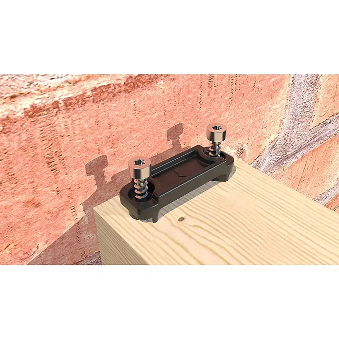 HS Terra Fixierung Plankfix Clip - 10 Stk., Passend für: HS Terra Plankfix Stick - Detailaufnahme eines verstellbaren Terrassenlagers auf einem Holzbalken, ideal für präzise Höhenanpassungen im Außenbereich.