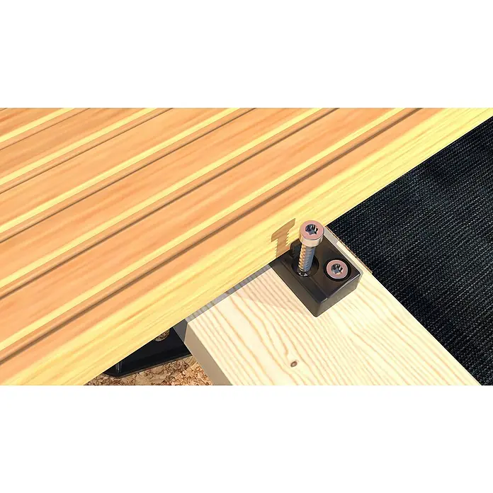 HS Terra Fixierung Plankfix Stick - 150 Stk., Passend für: HS Terra Plankfix Angle - Nahaufnahme eines Holzdecks, das mit einem innovativen Befestigungssystem aus Kunststoff und Schrauben verbunden ist.