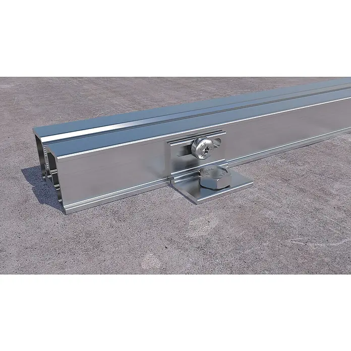 HS Terra Systec Verbinder Beton H24 - 10 Stk., Passend für: HS Terra Systec Alu-Unterkonstruktion - Nahaufnahme eines silbernen Solarpanel-Profils mit Befestigungselementen auf einer grauen Betonoberfläche.
