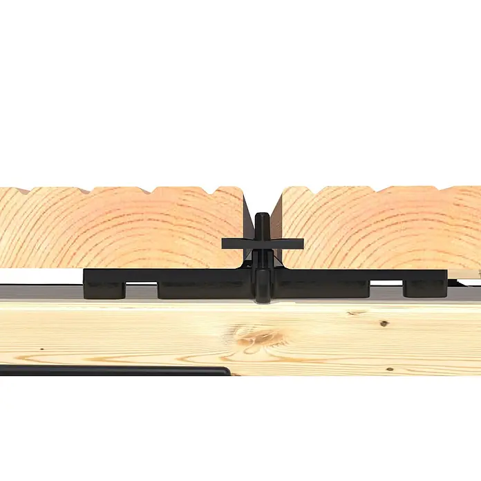 HS Terra Befestigungsclips Groove Stick125 Stk. - Nahaufnahme von Terrassendielen aus Holz, die mit einem schwarzen Clip-System befestigt sind, was für eine einfache und sichere Installation sorgt.