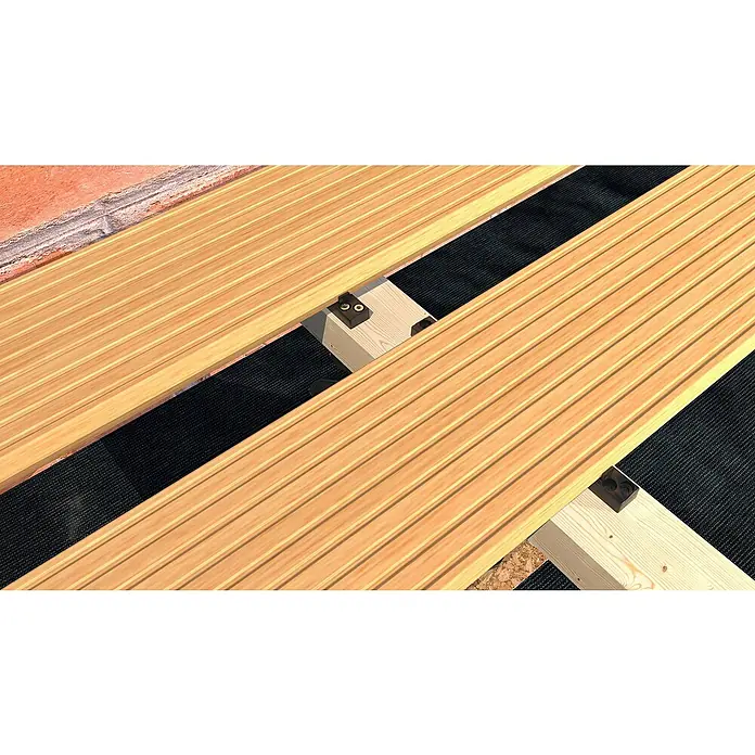 HS Terra Fixierung Plankfix Stick - 150 Stk., Passend für: HS Terra Plankfix Angle - Nahaufnahme von verlegten Holzdielen mit Befestigungsklammern auf einer Unterlage. Die Dielen zeigen eine feine Holzstruktur und warme Farbtöne.