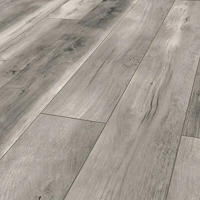 Krono Original Laminatmuster Atlantic 10 Blackwater Oak - 297 x 195 x 10 mm, Landhausdiele, Blackwater Oak - Nahaufnahme von Laminatboden in Grautönen, der eine natürliche Holzoptik mit Maserung und Textur aufweist.