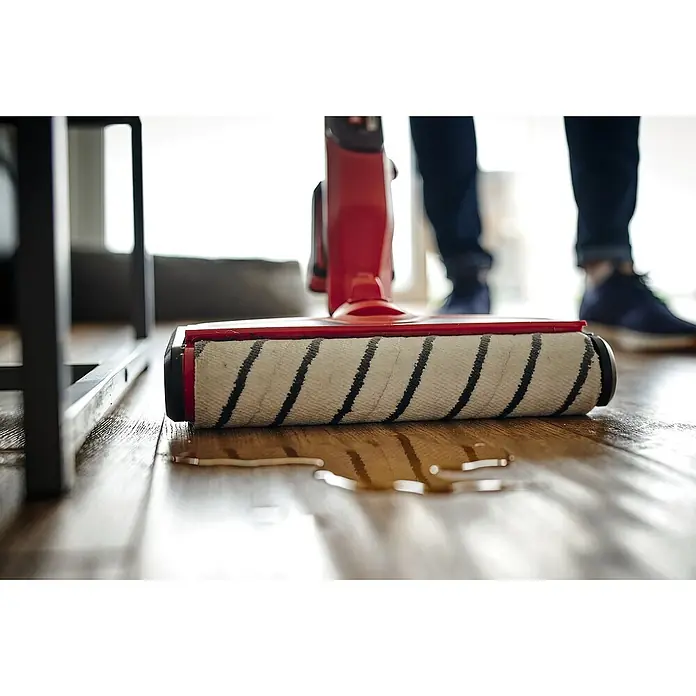 Einhell Bürstenwalze Cleanexxo - Passend für: Einhell Akku-Hartbodenreiniger Cleanexxo - Nahaufnahme eines Nass-/Trockensaugers, der Flüssigkeit von einem Holzboden aufwischt, was seine Reinigungsfähigkeit demonstriert.