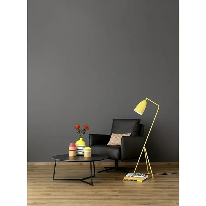SCHÖNER WOHNEN-Farbe Wandfarbe Designfarbe - Klassisches Schiefergrau, Matt, 2,5 l, Konservierungsmittelfrei - Schwarzer Sessel mit gelber Lampe und Tisch mit Blumenvasen. Einrichtung mit stilvollem Design, ideal für Wohnzimmer.