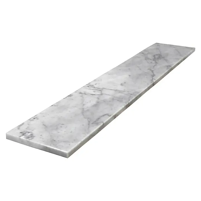 Fensterbank Bianco Carrara - 88 x 20 x 2 cm, Hellgrau, Naturstein - Marmorplatte mit grauen Maserungen auf schwarzem Hintergrund. Diese robuste Platte ist ideal für elegante Präsentationen.