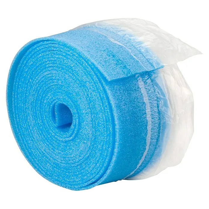 Profi Depot Randdämmstreifen50 m x 120 mm x 8 mm, Polyethylen, Selbstklebend - Eine Rolle blauer Schaumstoff-Unterlagsmatte, teilweise in durchsichtige Plastikfolie verpackt. Ideal für den Schutz empfindlicher Oberflächen.