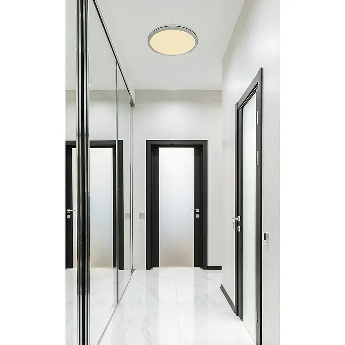 Globo LED-Deckenleuchte rund Sapana - 18 W, Warmweiß, Nickelfarben, Ø x H: 29,4 cm x 25 mm - Aufnahme eines modernen Flurs mit einer runden Deckenleuchte, Schiebetürenschränken und mehreren Türen.
