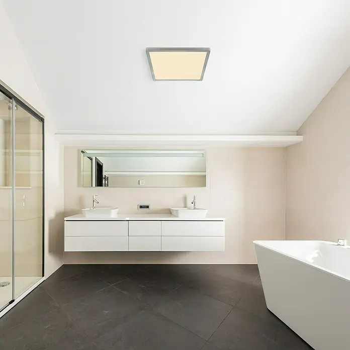 Globo LED-Deckenleuchte Sapana - 18 W, Warmweiß, Nickel, L x B x H: 29,4 x 29,4 x 2,5 cm - Modernes Badezimmer mit quadratischer Deckenleuchte, Doppelwaschbecken und freistehender Badewanne.