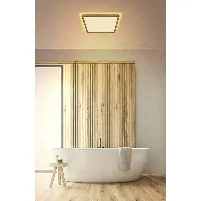 Globo LED-Deckenleuchte Sapana - 18 W, Warmweiß, Holzoptik, L x B x H: 29,4 x 29,4 x 2,5 cm - Quadratische Deckenleuchte mit Holzrahmen über einer freistehenden Badewanne, die eine warme und einladende Atmosphäre erzeugt.