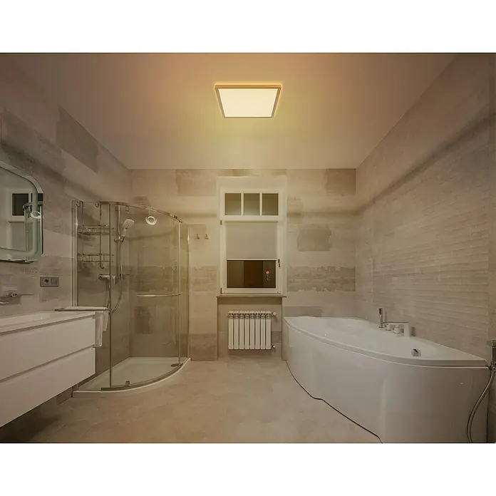 Globo LED-Deckenleuchte Sapana - 18 W, Warmweiß, Messing, L x B x H: 29,4 x 29,4 x 2,5 cm - Helles Badezimmer mit Badewanne und Dusche. Die quadratische Deckenleuchte sorgt für ausreichend Licht im Raum. Waschbecken und Spiegel sind ebenfalls vorhanden.